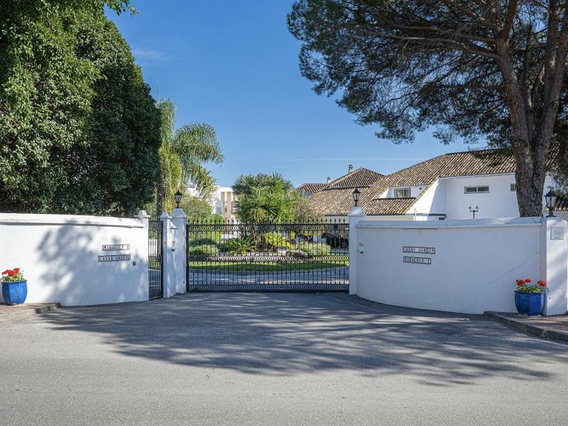 Elegant Renovated Townhouse in Aloha – Sophisticated Living in the Heart of Nueva Andalucía