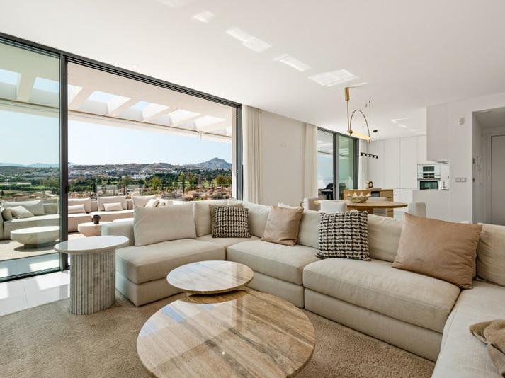 Luxury Penthouse with Rooftop Solarium and Mountain Views in El Paraíso, Estepona