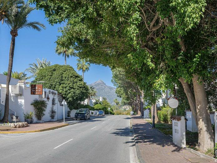 Elegant Renovated Townhouse in Aloha – Sophisticated Living in the Heart of Nueva Andalucía
