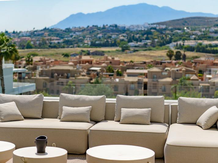 Luxury Penthouse with Rooftop Solarium and Mountain Views in El Paraíso, Estepona