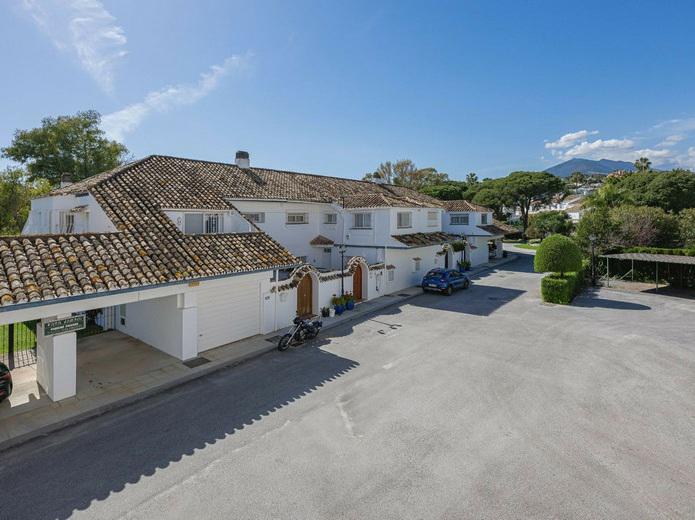 Elegant Renovated Townhouse in Aloha – Sophisticated Living in the Heart of Nueva Andalucía