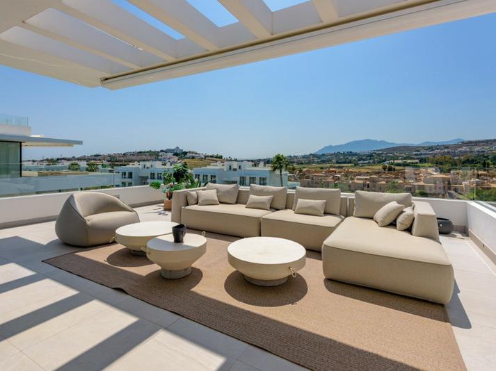 Luxury Penthouse with Rooftop Solarium and Mountain Views in El Paraíso, Estepona