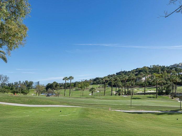 Elegant Renovated Townhouse in Aloha – Sophisticated Living in the Heart of Nueva Andalucía