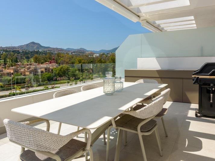 Luxury Penthouse with Rooftop Solarium and Mountain Views in El Paraíso, Estepona
