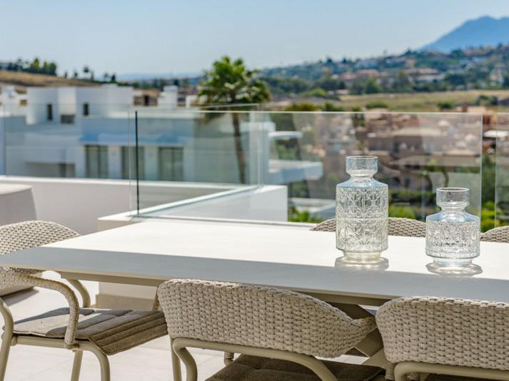 Luxury Penthouse with Rooftop Solarium and Mountain Views in El Paraíso, Estepona