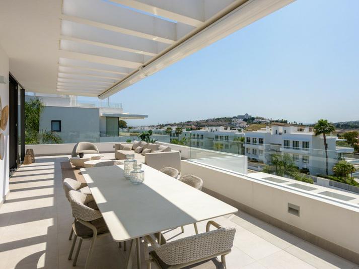 Luxury Penthouse with Rooftop Solarium and Mountain Views in El Paraíso, Estepona