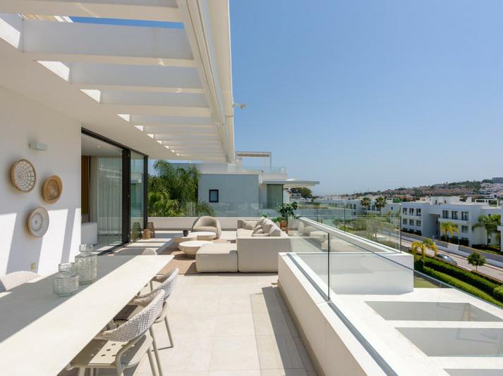 Luxury Penthouse with Rooftop Solarium and Mountain Views in El Paraíso, Estepona