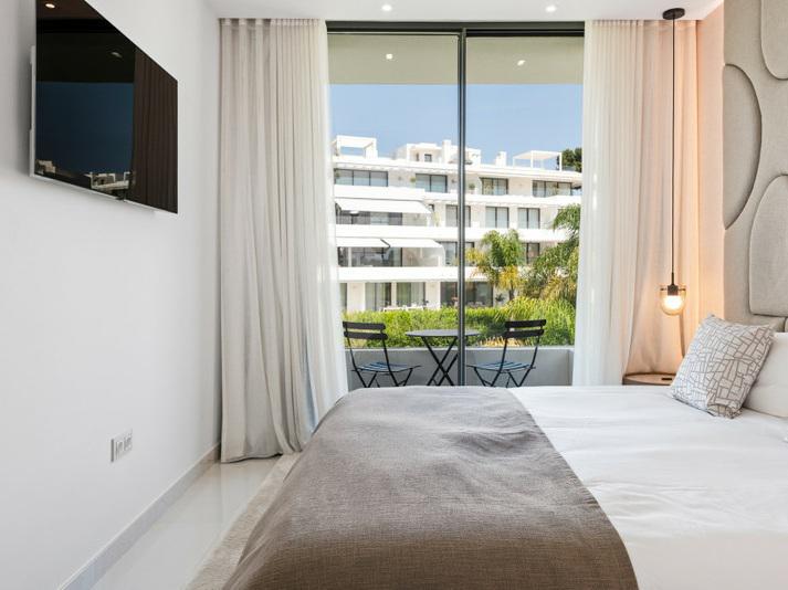 Luxury Penthouse with Rooftop Solarium and Mountain Views in El Paraíso, Estepona