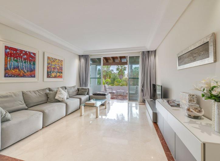 Puerto Banús Beachfront Dream: Luxury Duplex Penthouse with Sea Views!