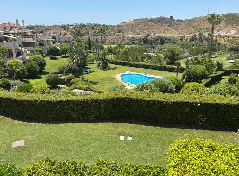 Modern Apartment with Golf Views and Resort Amenities in Benahavís