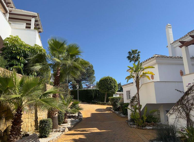 Stylish Apartment with Spacious Terrace in the Heart of Marbella’s Golf Valley