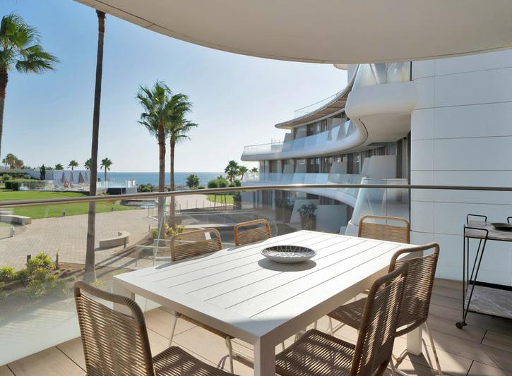 Luxury Beachfront Apartment with Panoramic Views and Top-Class Amenities – Estepona