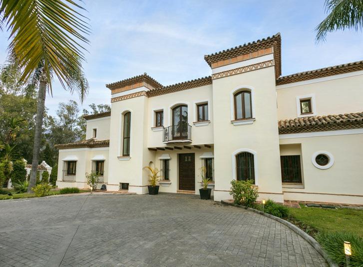 Impressive Contemporary Villa with Spectacular Views in Nueva Andalucía