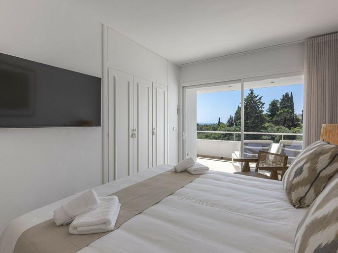 Elegant 3-Bedroom Duplex with Large Terrace – Las Lomas del Marbella Club, Golden Mile