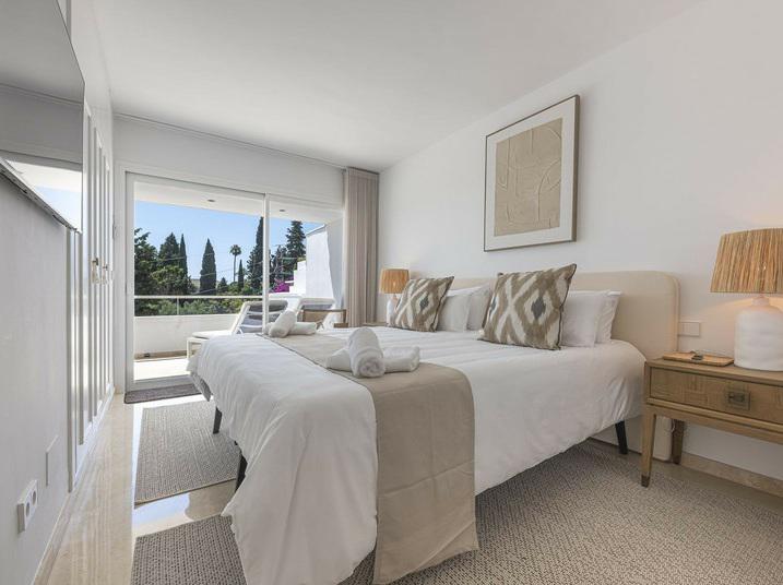 Elegant 3-Bedroom Duplex with Large Terrace – Las Lomas del Marbella Club, Golden Mile
