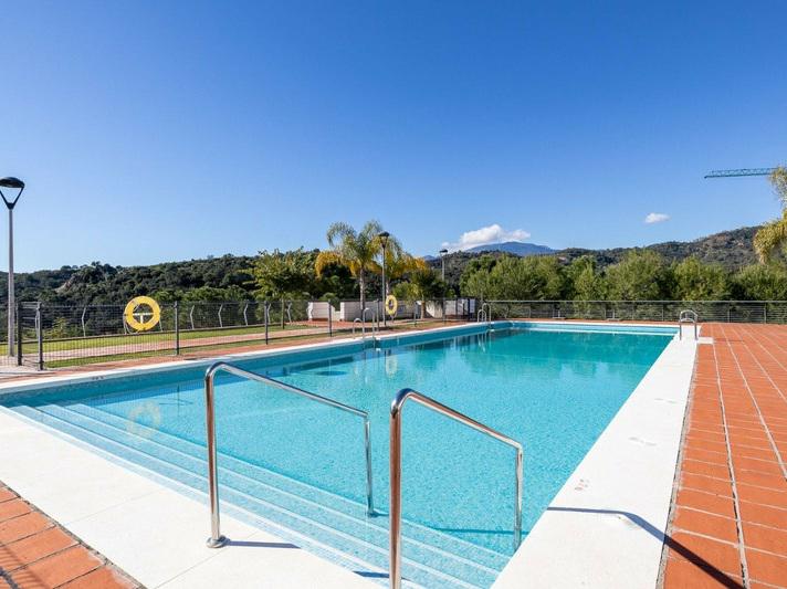 Spacious Ground Floor Apartment with Huge Terrace and Jacuzzi – Ocean Hills, Estepona