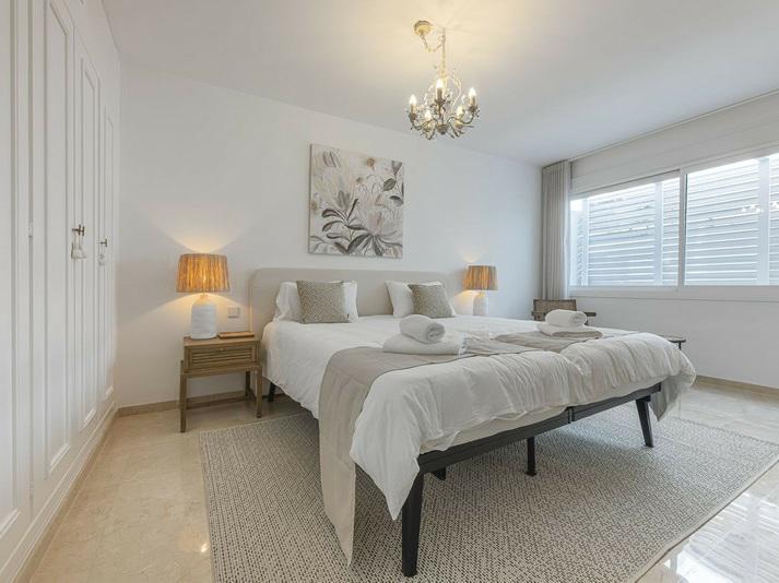 Elegant 3-Bedroom Duplex with Large Terrace – Las Lomas del Marbella Club, Golden Mile