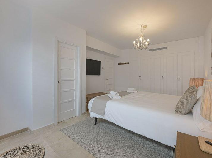 Elegant 3-Bedroom Duplex with Large Terrace – Las Lomas del Marbella Club, Golden Mile