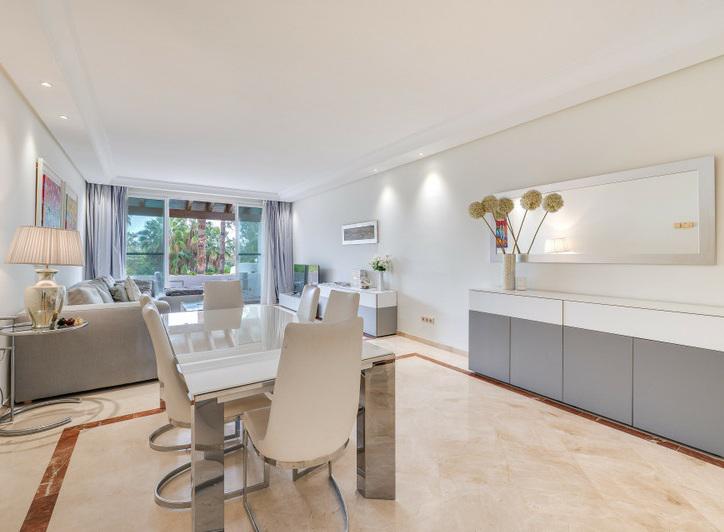 Puerto Banús Beachfront Dream: Luxury Duplex Penthouse with Sea Views!