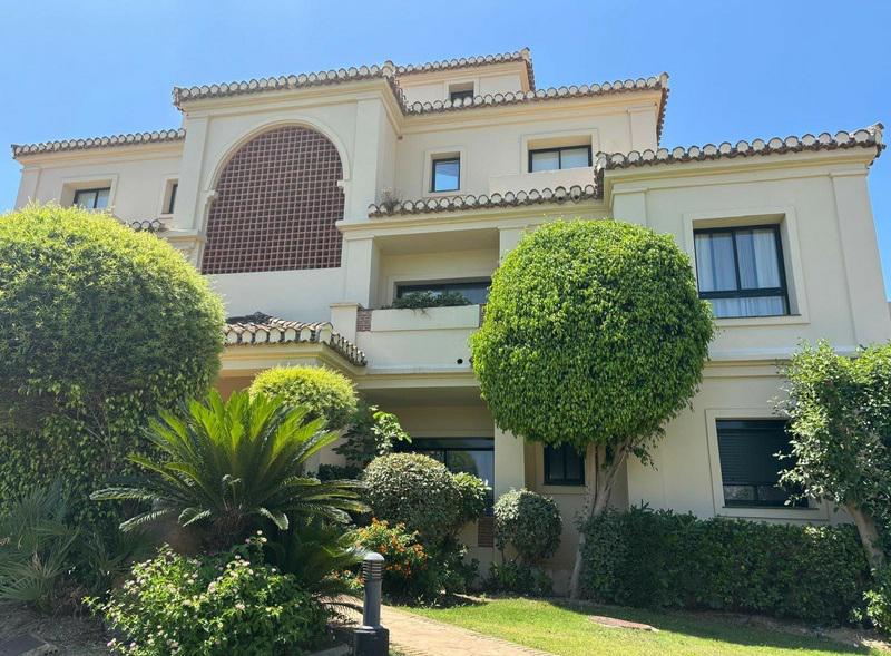 Modern Apartment with Golf Views and Resort Amenities in Benahavís