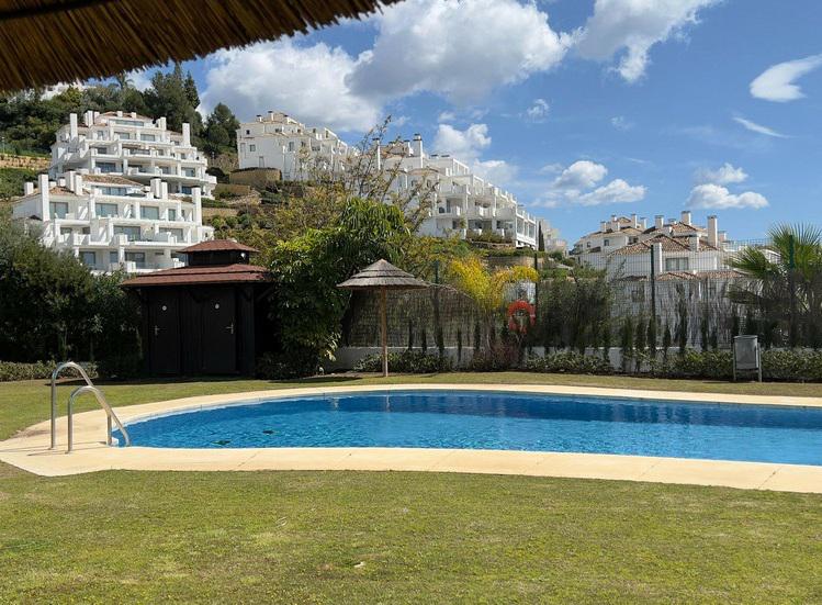 Stylish Apartment with Spacious Terrace in the Heart of Marbella’s Golf Valley