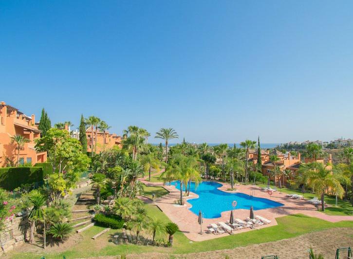 Benahavís Bliss: Modern Townhouse with Panoramic Countryside Views!