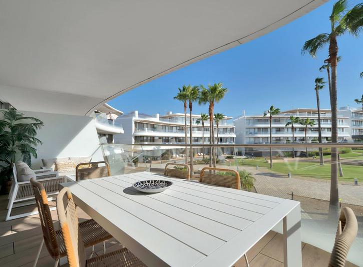 Luxury Beachfront Apartment with Panoramic Views and Top-Class Amenities – Estepona