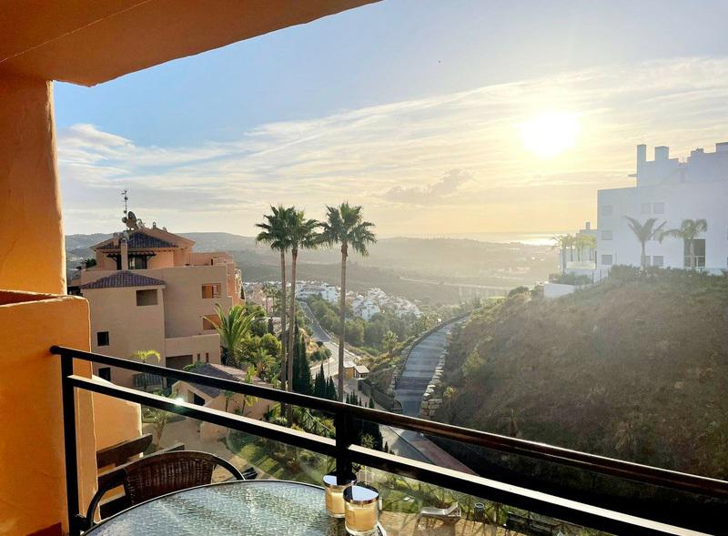 Stylish Apartment with Golf, Sea and Mountain Views in Calanova, Mijas Costa