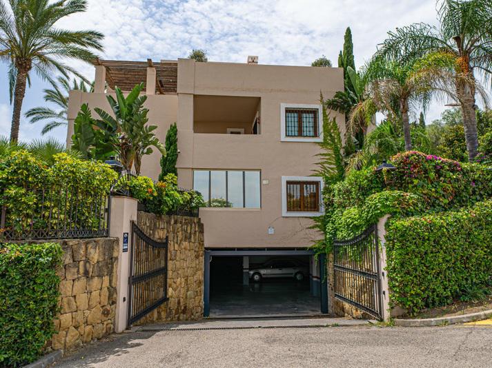 Elegant Ground Floor Apartment Near the Beach in Estepona