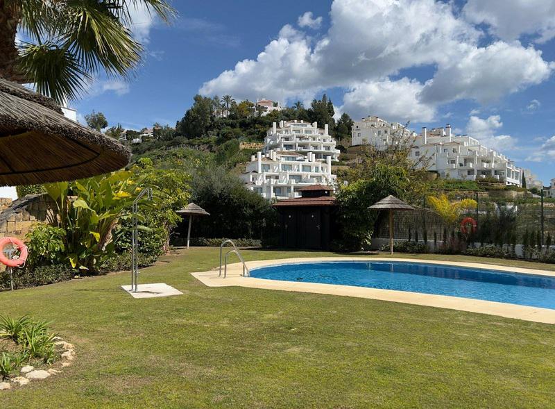 Stylish Apartment with Spacious Terrace in the Heart of Marbella’s Golf Valley