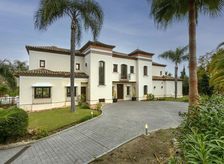 Impressive Contemporary Villa with Spectacular Views in Nueva Andalucía