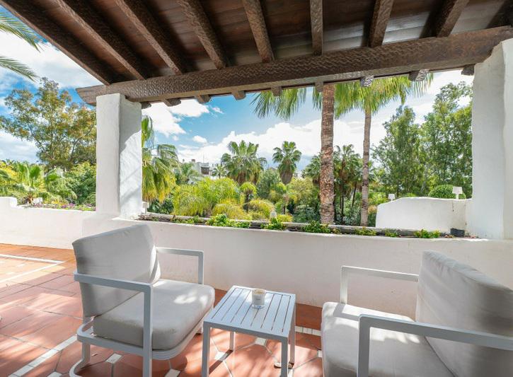Puerto Banús Beachfront Dream: Luxury Duplex Penthouse with Sea Views!