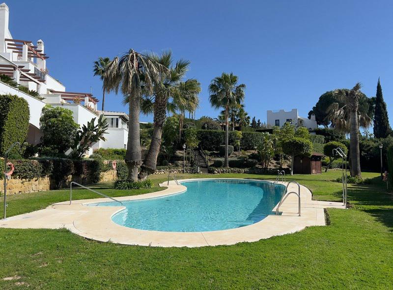 Stylish Apartment with Spacious Terrace in the Heart of Marbella’s Golf Valley