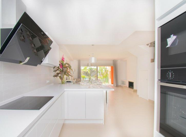 Benahavís Bliss: Modern Townhouse with Panoramic Countryside Views!