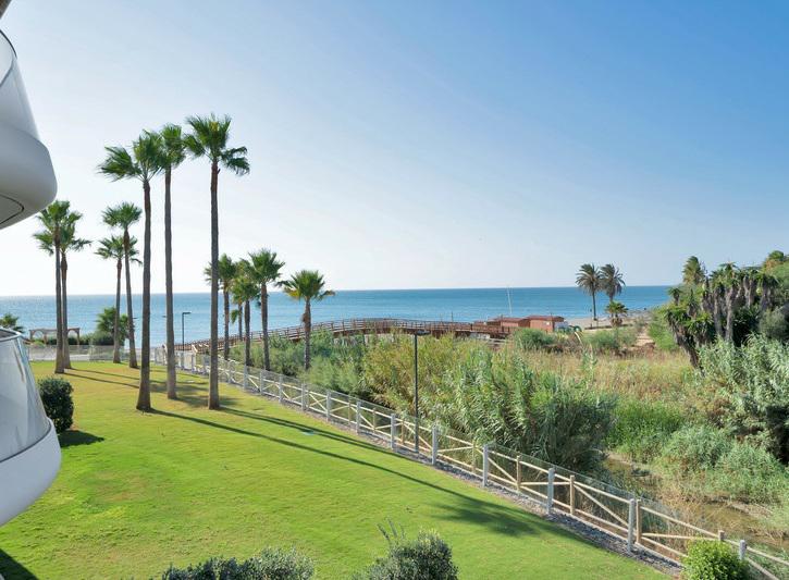 Luxury Beachfront Apartment with Panoramic Views and Top-Class Amenities – Estepona