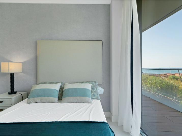 Luxury Beachfront Apartment with Panoramic Views and Top-Class Amenities – Estepona