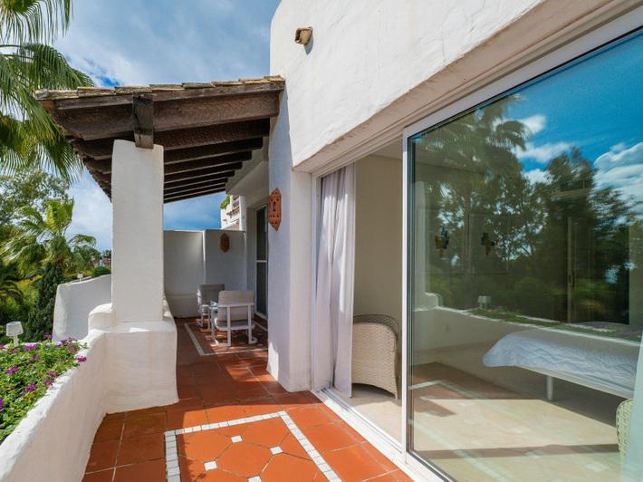 Puerto Banús Beachfront Dream: Luxury Duplex Penthouse with Sea Views!