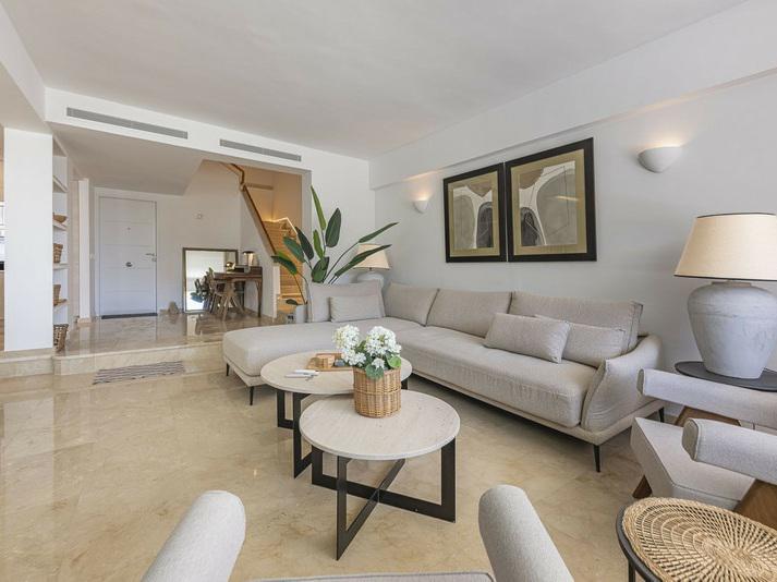 Elegant 3-Bedroom Duplex with Large Terrace – Las Lomas del Marbella Club, Golden Mile