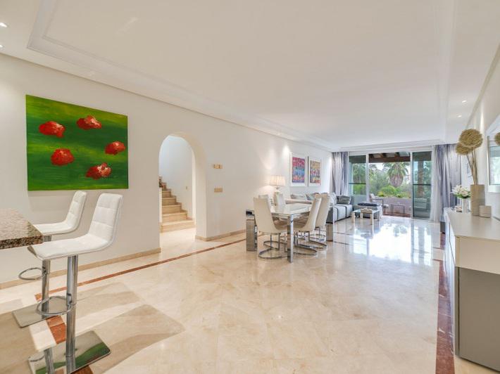 Puerto Banús Beachfront Dream: Luxury Duplex Penthouse with Sea Views!