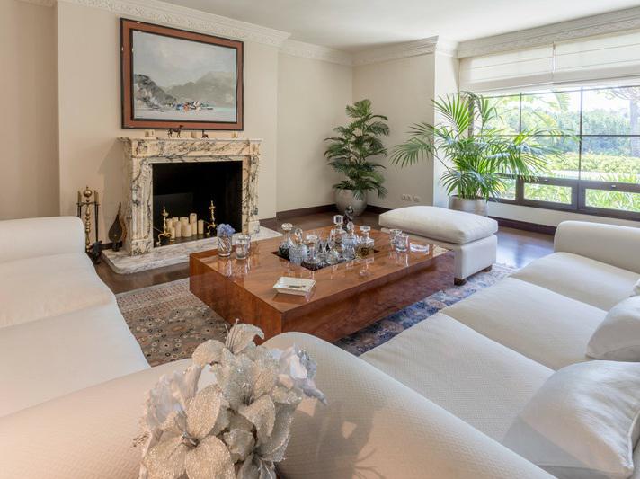 Spectacular Frontline Golf Villa with Private Pool in Río Real