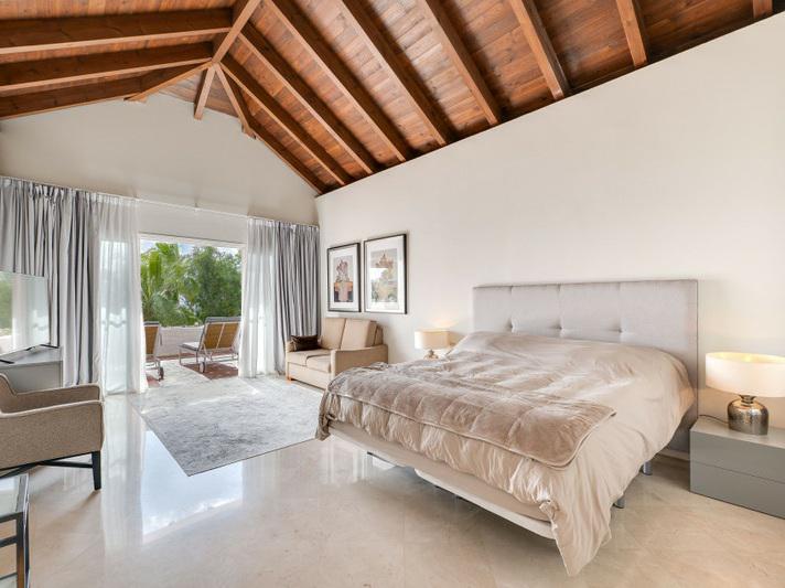 Puerto Banús Beachfront Dream: Luxury Duplex Penthouse with Sea Views!