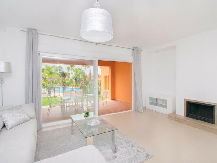 Benahavís Bliss: Modern Townhouse with Panoramic Countryside Views!