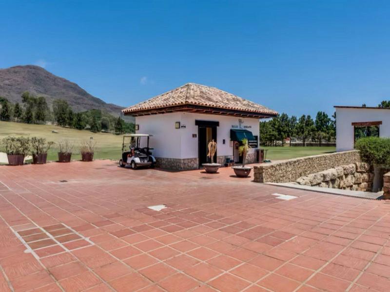 Valle Romano Gem: Renovated Apartment with Golf & Mountain Views!