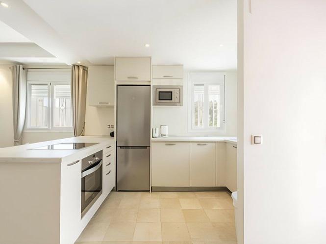 Stylish Apartment with Spacious Terrace in the Heart of Marbella’s Golf Valley