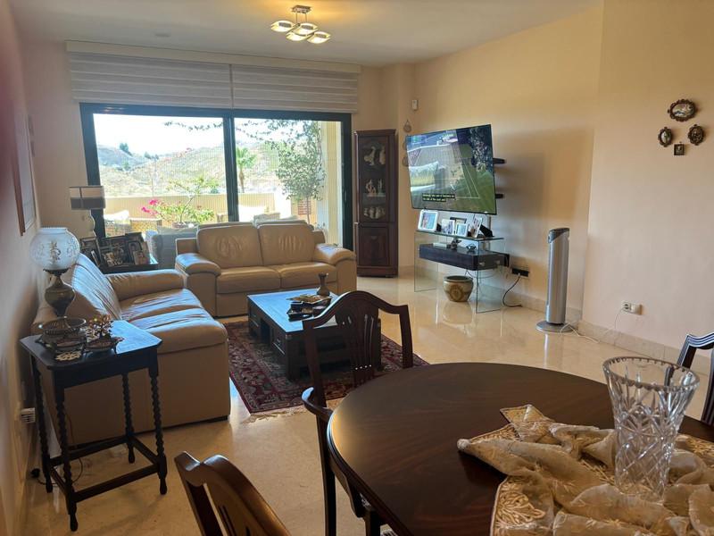 Modern Apartment with Golf Views and Resort Amenities in Benahavís