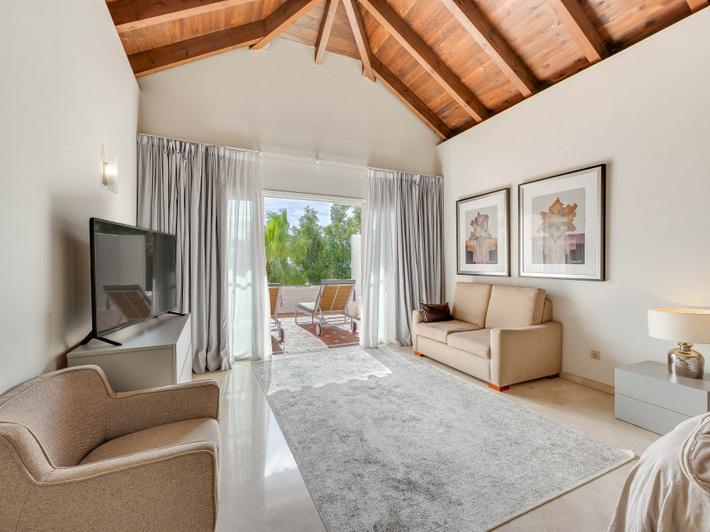 Puerto Banús Beachfront Dream: Luxury Duplex Penthouse with Sea Views!