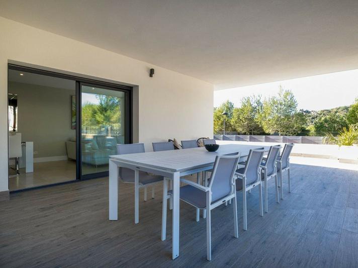 Spacious Ground Floor Apartment with Huge Terrace and Jacuzzi – Ocean Hills, Estepona