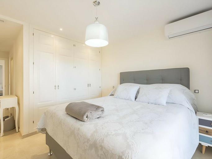Stylish Apartment with Spacious Terrace in the Heart of Marbella’s Golf Valley