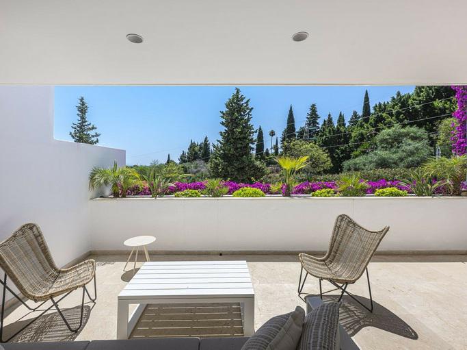 Elegant 3-Bedroom Duplex with Large Terrace – Las Lomas del Marbella Club, Golden Mile