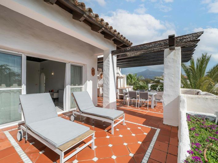 Puerto Banús Beachfront Dream: Luxury Duplex Penthouse with Sea Views!